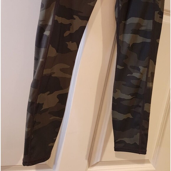 NWOT Athleta Camo Contender Tight 7/8 green leggings S - Picture 3 of 4